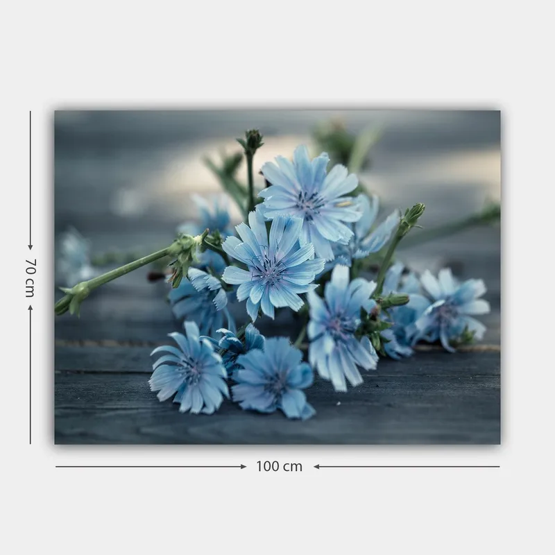 Lærred 70x100 cm - Buket af lyseblå blomster liggende på en mørk overflade - Lyseblå / Grøn - Boligtilbehør - Billeder & kunst - Billeder på lærred