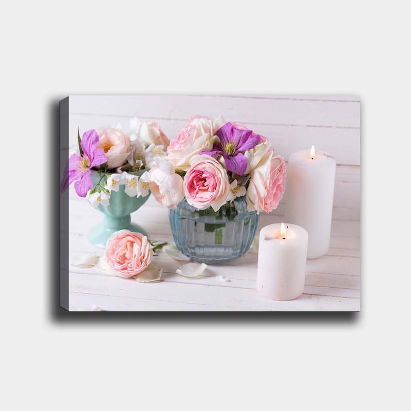 Lærred 70x100 cm - Buket af lyserøde og lilla blomster i en glasvase, omgivet af hvide lys - Lyserød / Lilla / Grøn - Boligtilbehør - Billeder & kunst - Billeder på lærred