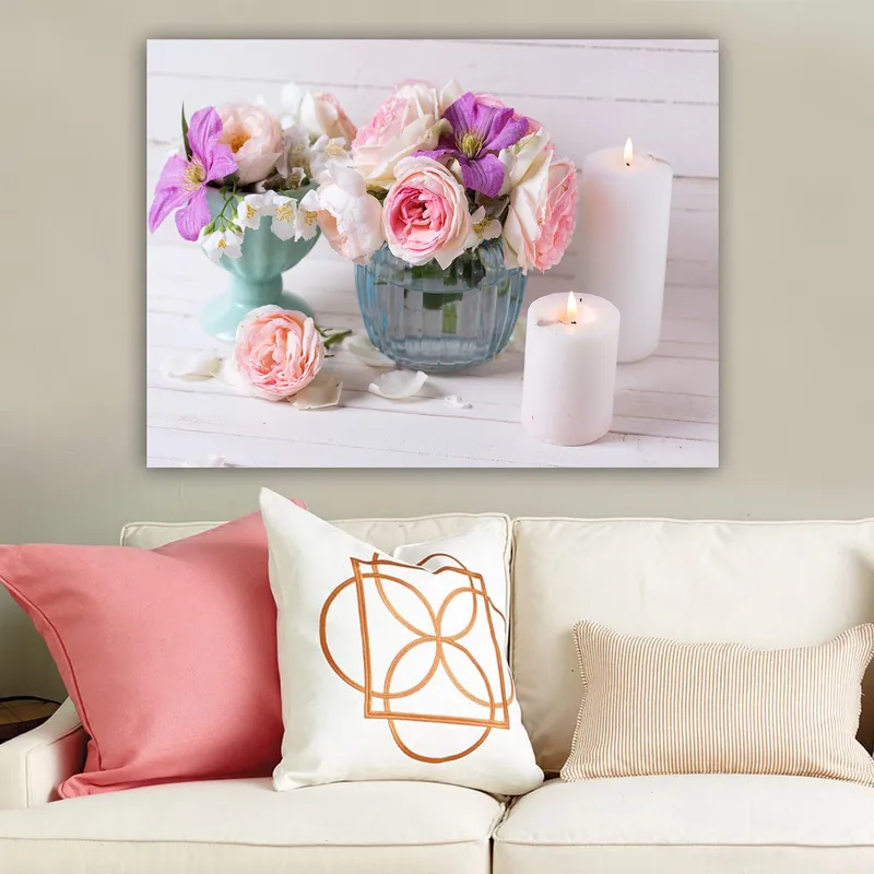 Lærred 70x100 cm - Buket af lyserøde og lilla blomster i en glasvase, omgivet af hvide lys, Lyserød / Lilla / Grøn