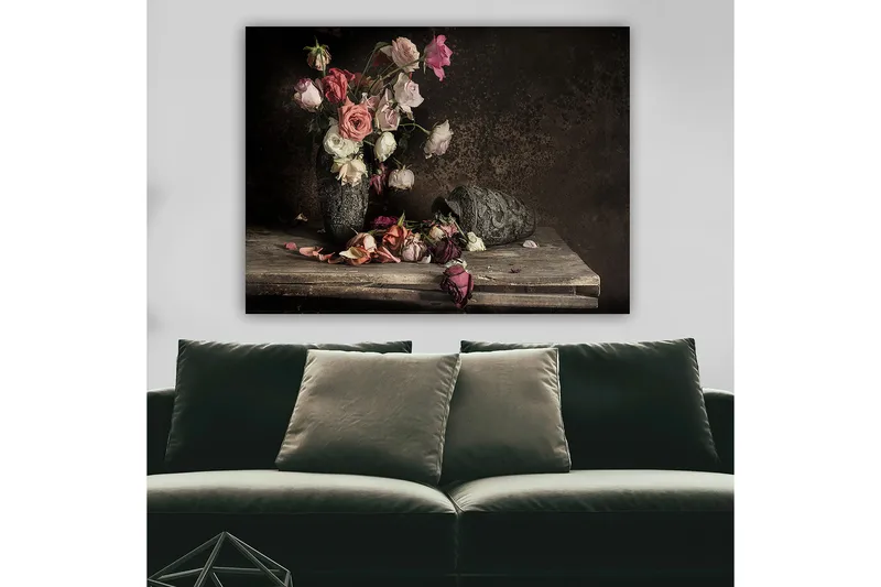 Lærred 70x100 cm - Buket farverige roser i en dekorativ vase, med nogle blomster, der er faldet uden for vasen - Lyserød / Hvid / Mørkerød - Boligtilbehør - Billeder & kunst - Billeder på lærred