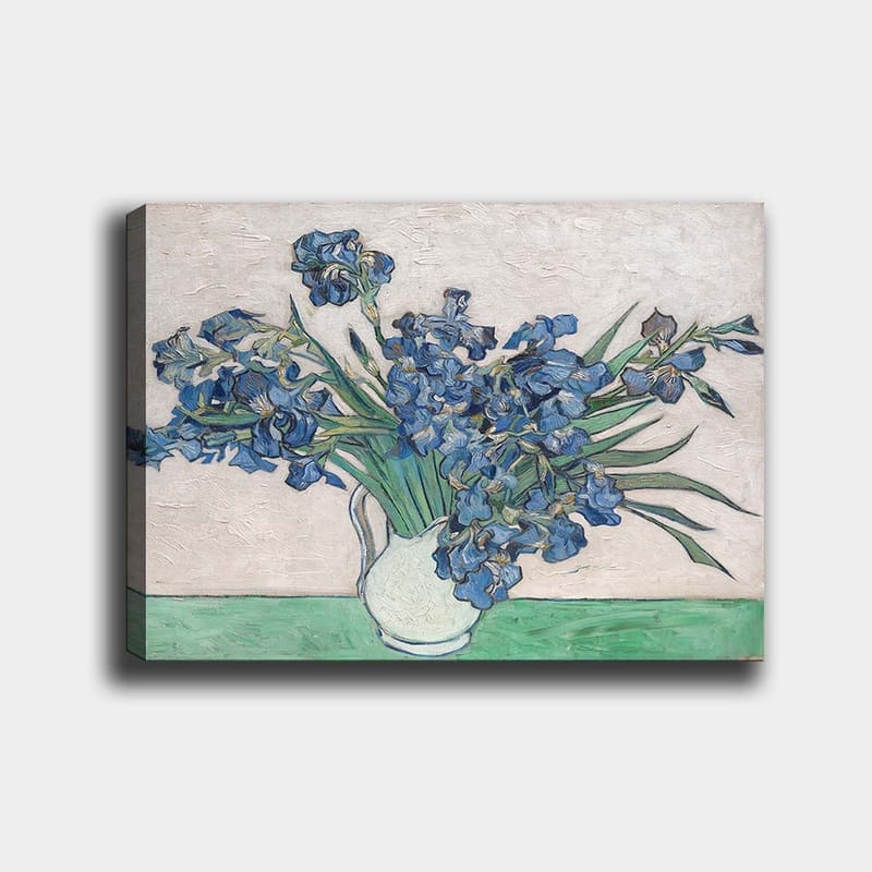 Lærred 70x100 cm - Buket irisblomster i en hvid vase, Blå / Grøn