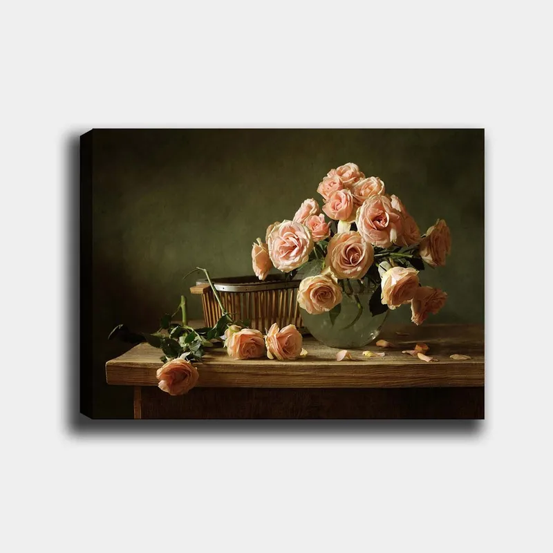 Lærred 70x100 cm - Buket lyserøde roser i en glasvase på et træbord, Lys pink / Grøn / Brun