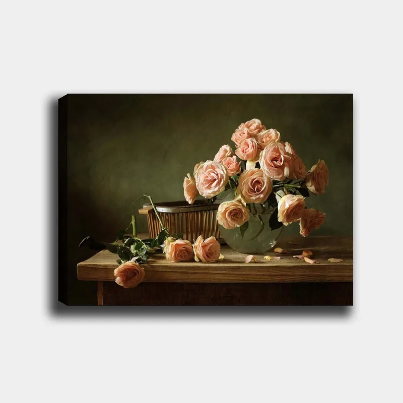 Lærred 70x100 cm - Buket lyserøde roser i en glasvase på et træbord, Lys pink / Grøn / Brun