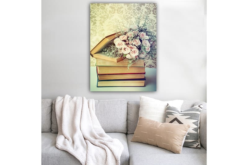 Lærred 70x100 cm - Buket lyserøde roser placeret oven på en bunke bøger - Lyserød / Beige / Grøn - Boligtilbehør - Billeder & kunst - Billeder på lærred