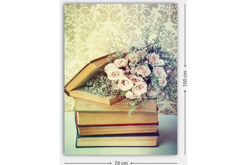 Lærred 70x100 cm - Buket lyserøde roser placeret oven på en bunke bøger - Lyserød / Beige / Grøn - Boligtilbehør - Billeder & kunst - Billeder på lærred