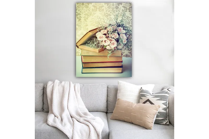 Lærred 70x100 cm - Buket lyserøde roser placeret oven på en bunke bøger - Lyserød / Beige / Grøn - Boligtilbehør - Billeder & kunst - Billeder på lærred