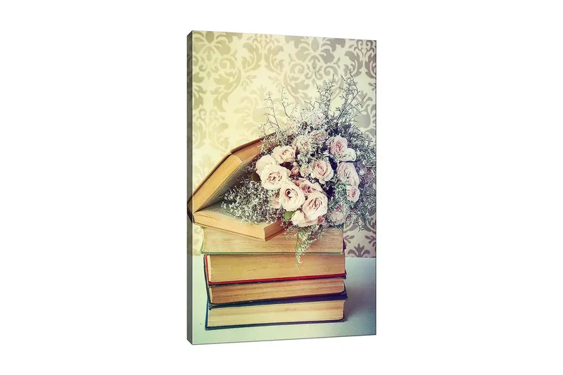 Lærred 70x100 cm - Buket lyserøde roser placeret oven på en bunke bøger, Lyserød / Beige / Grøn