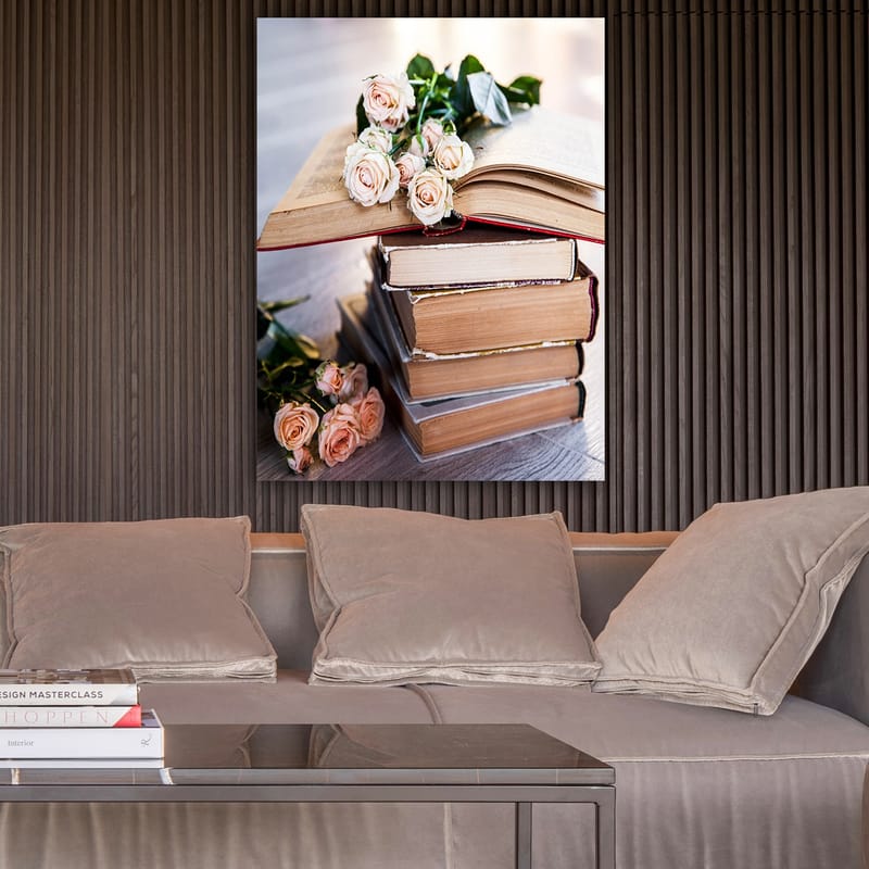 Lærred 70x100 cm - Buket roser ligger på en bunke bøger - Lys pink / Beige / Brun - Boligtilbehør - Billeder & kunst - Billeder på lærred