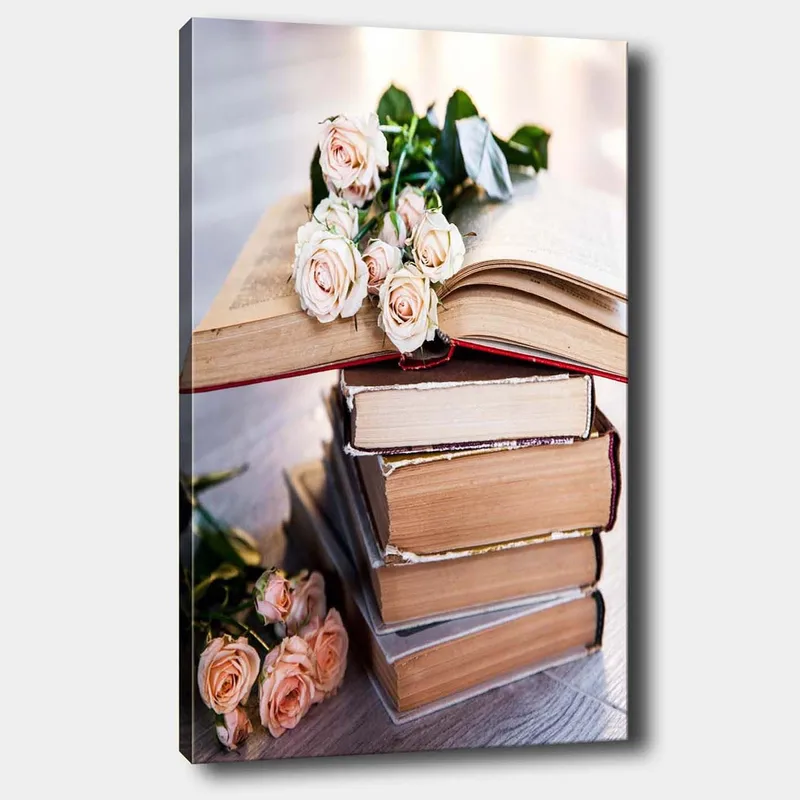 Lærred 70x100 cm - Buket roser ligger på en bunke bøger, Lys pink / Beige / Brun