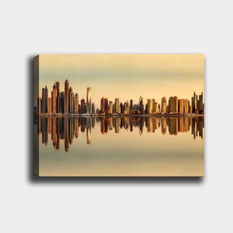 Lærred 70x100 cm - Byens skyline med moderne skyskrabere spejlet i vandet ved solnedgang, Guld / Orange / Beige
