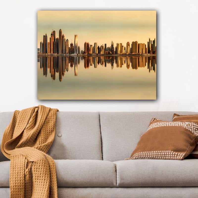 Lærred 70x100 cm - Byens skyline med moderne skyskrabere spejlet i vandet ved solnedgang - Guld / Orange / Beige - Boligtilbehør - Billeder & kunst - Billeder på lærred