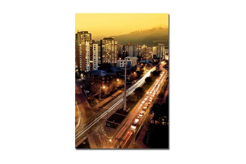 Lærred 70x100 cm - Bysilhuet i skumringen med lys fra bygninger og trafik, Guld / Mørkeblå / Hvid