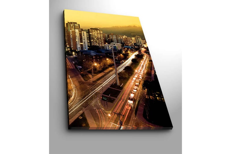 Lærred 70x100 cm - Bysilhuet i skumringen med lys fra bygninger og trafik - Guld / Mørkeblå / Hvid - Boligtilbehør - Billeder & kunst - Billeder på lærred