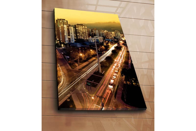 Lærred 70x100 cm - Bysilhuet i skumringen med lys fra bygninger og trafik - Guld / Mørkeblå / Hvid - Boligtilbehør - Billeder & kunst - Billeder på lærred