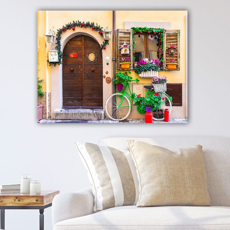 Lærred 70x100 cm - Charmerende dør med blomster og en cykel i et farverigt miljø, Grøn / Brun / Rød