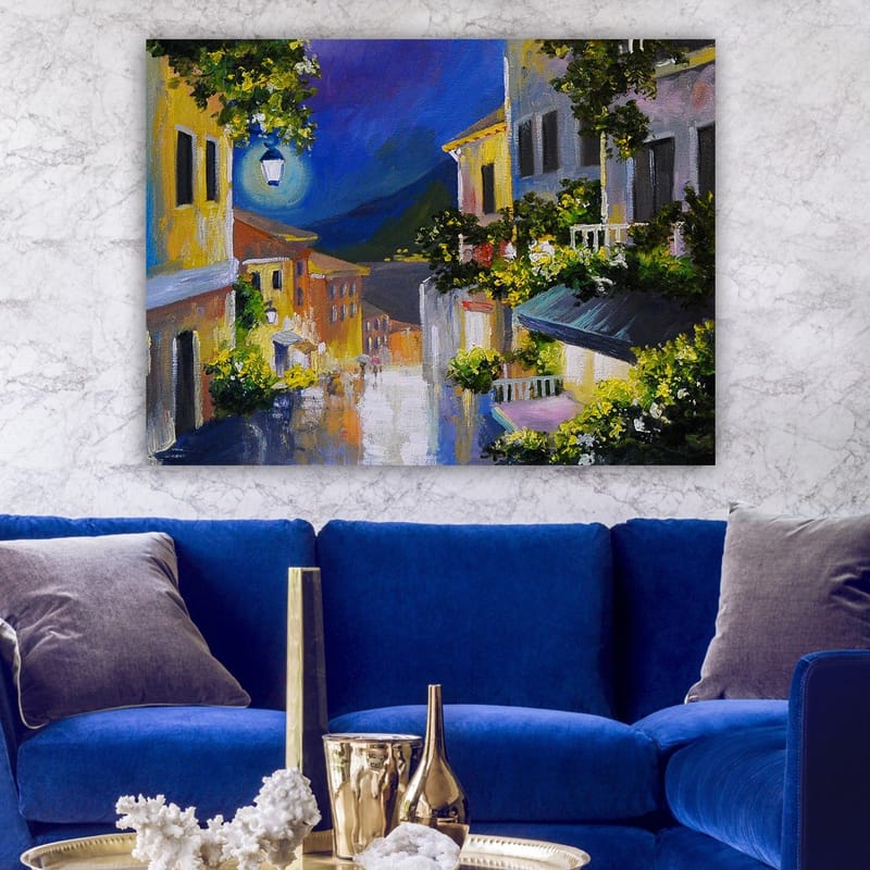 Lærred 70x100 cm - Charmerende gyde med farverige huse og en måne, der skinner over landskabet - Gul / Blå / Grøn - Boligtilbehør - Billeder & kunst - Billeder på lærred