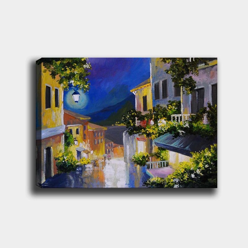 Lærred 70x100 cm - Charmerende gyde med farverige huse og en måne, der skinner over landskabet, Gul / Blå / Grøn