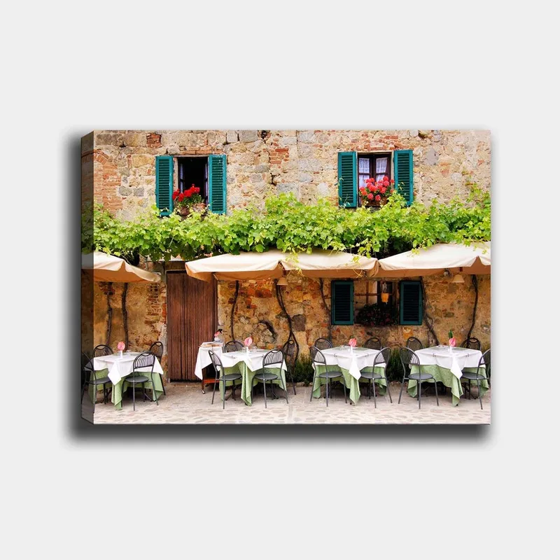 Lærred 70x100 cm - Charmerende udendørs spiseplads med hvide borde og grønne duge foran en gammel stenbygning med mørkegrønne skodder, Mørkegrøn / Hvid / Teglrød