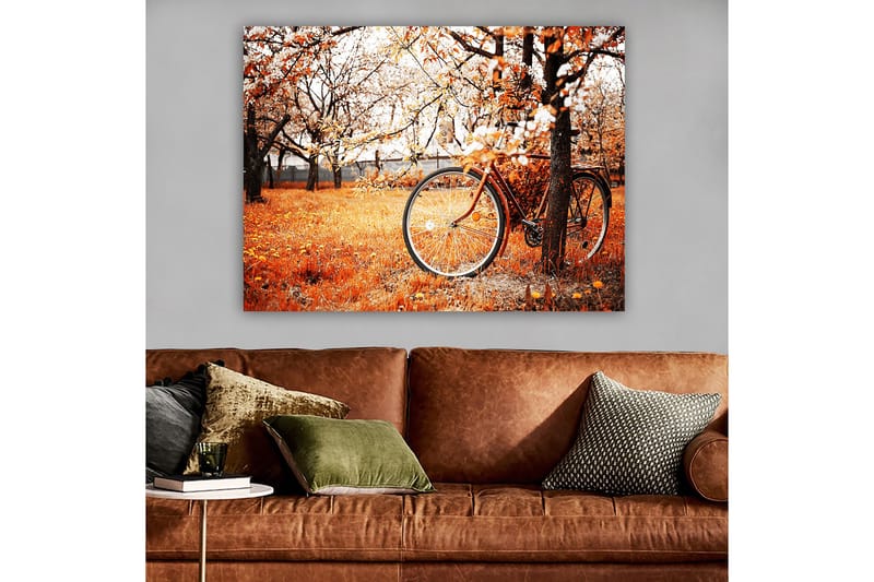 Lærred 70x100 cm - Cykel lænet op ad et træ i et efterårslandskab med orange og gule blade - Orange / Gul / Brun - Boligtilbehør - Billeder & kunst - Billeder på lærred