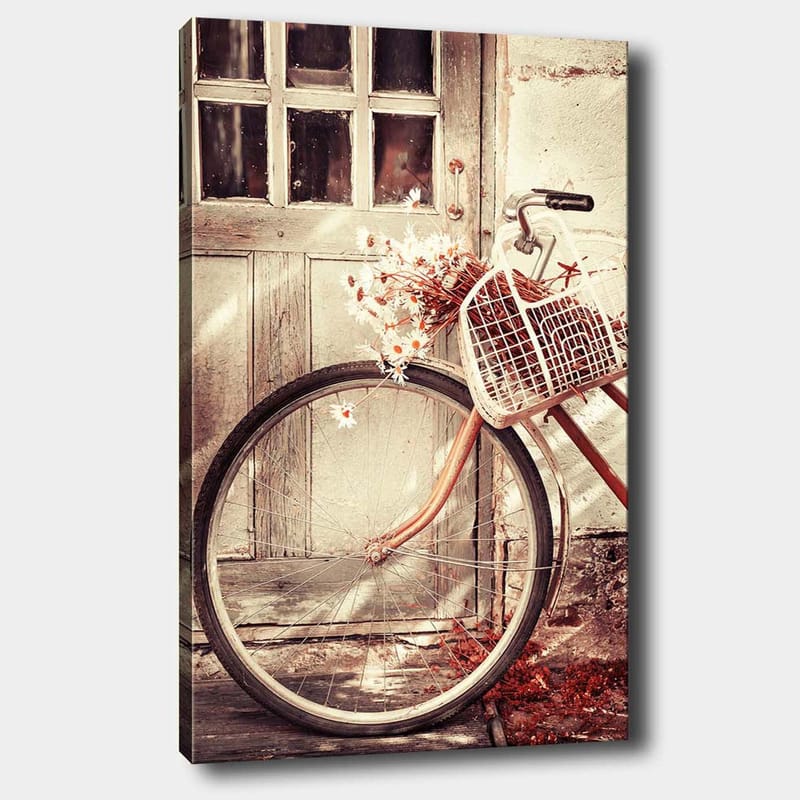 Lærred 70x100 cm - Cykel med en kurv fyldt med blomster foran en gammel dør, Grå / Brun / Hvid