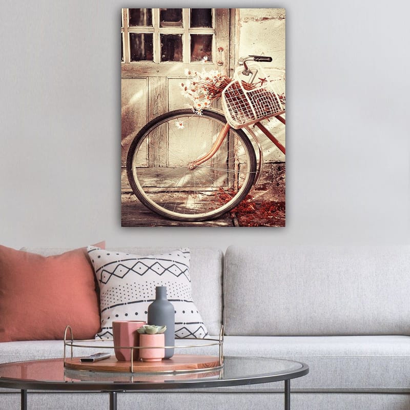 Lærred 70x100 cm - Cykel med en kurv fyldt med blomster foran en gammel dør - Grå / Brun / Hvid - Boligtilbehør - Billeder & kunst - Billeder på lærred