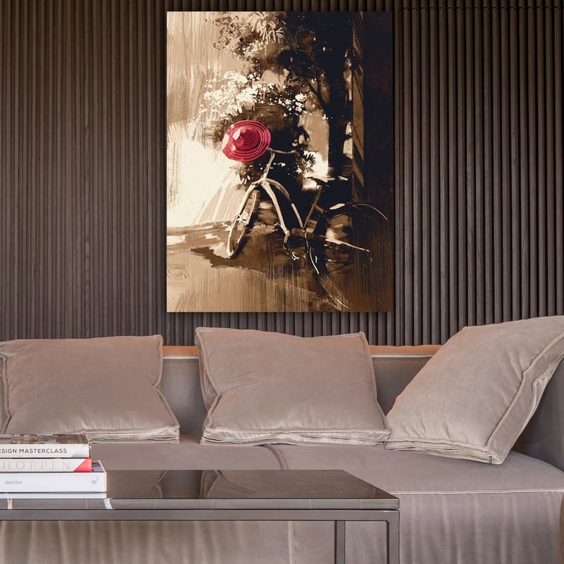 Lærred 70x100 cm - Cykel med rød hat stående i et frodigt grønt miljø - Rød / Brun / Sort - Boligtilbehør - Billeder & kunst - Billeder på lærred