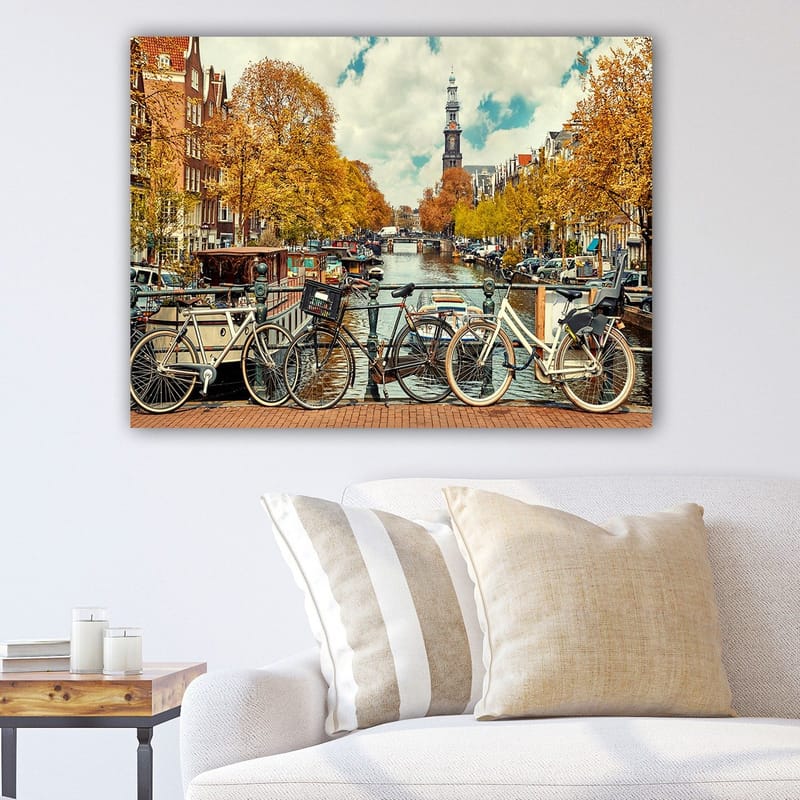 Lærred 70x100 cm - Cykler ved en kanal i Amsterdam omgivet af efterårsfarver, Gyldenorange / Mørkeblå / Hvid
