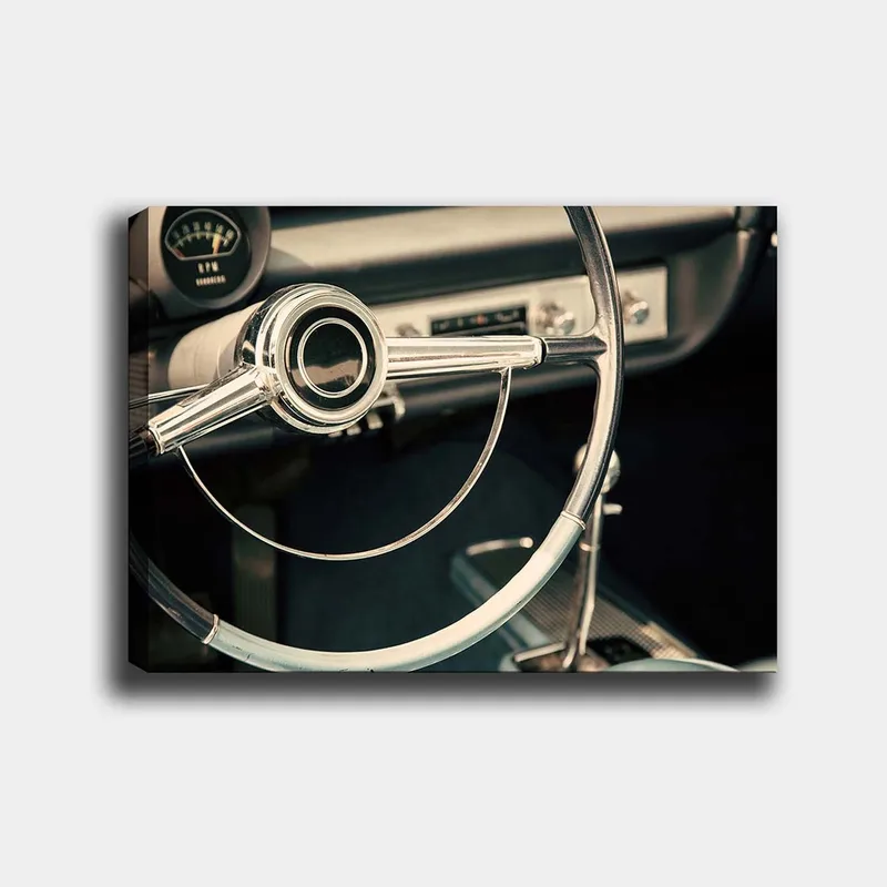 Lærred 70x100 cm - Detaljeret nærbillede af et klassisk bilrat designet med elegante linjer og forkromede overflader, Krom / Hvid / Sort