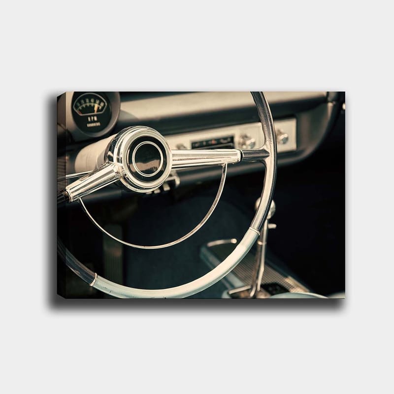 Lærred 70x100 cm - Detaljeret nærbillede af et klassisk bilrat designet med elegante linjer og forkromede overflader, Krom / Hvid / Sort