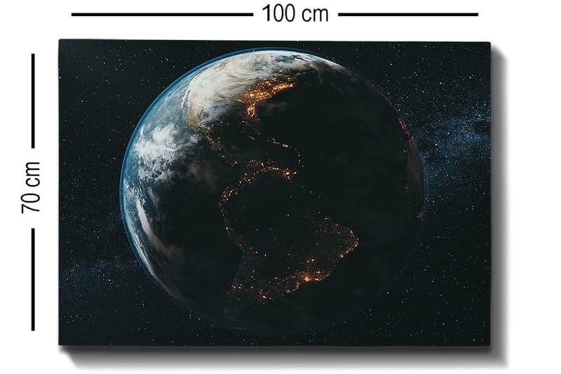 Lærred 70x100 cm - Detaljeret skildring af Jorden set fra rummet, med fokus på kontinenternes former og lyset fra byerne - Mørkeblå / Grøn / Hvid - Boligtilbehør - Billeder & kunst - Billeder på lærred
