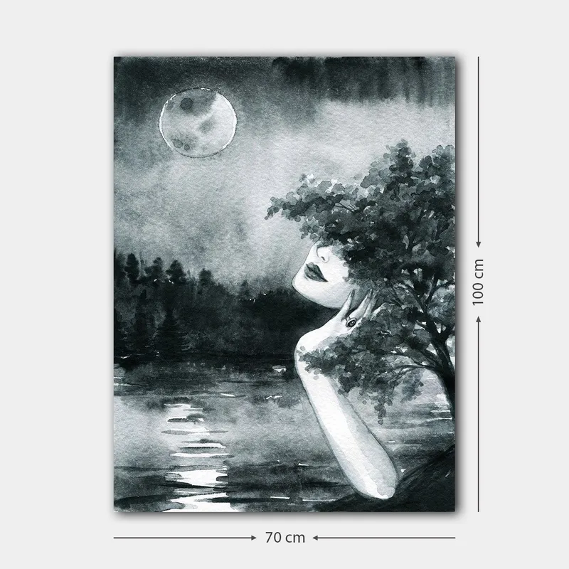 Lærred 70x100 cm - Drømmende kvinde med et ansigt delvist skjult af træer, der kigger på en måne over en rolig sø - Sort / Hvid / Grå - Boligtilbehør - Billeder & kunst - Billeder på lærred