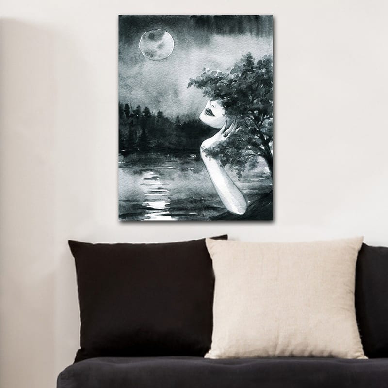 Lærred 70x100 cm - Drømmende kvinde med et ansigt delvist skjult af træer, der kigger på en måne over en rolig sø - Sort / Hvid / Grå - Boligtilbehør - Billeder & kunst - Billeder på lærred