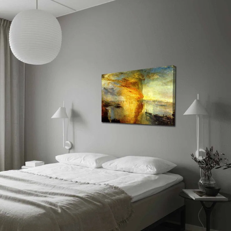 Lærred 70x100 cm - Dramatisk solnedgang over en rolig vandoverflade med skibe i horisonten, Guld / Orange / Blå