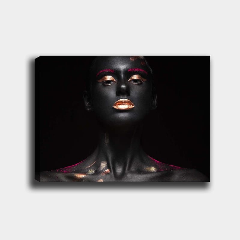 Lærred 70x100 cm - Dramatisk portrætmaleri af en kvinde med sort kropsmaling og gyldne detaljer - Sort / Guld / Lyserød - Boligtilbehør - Billeder & kunst - Billeder på lærred