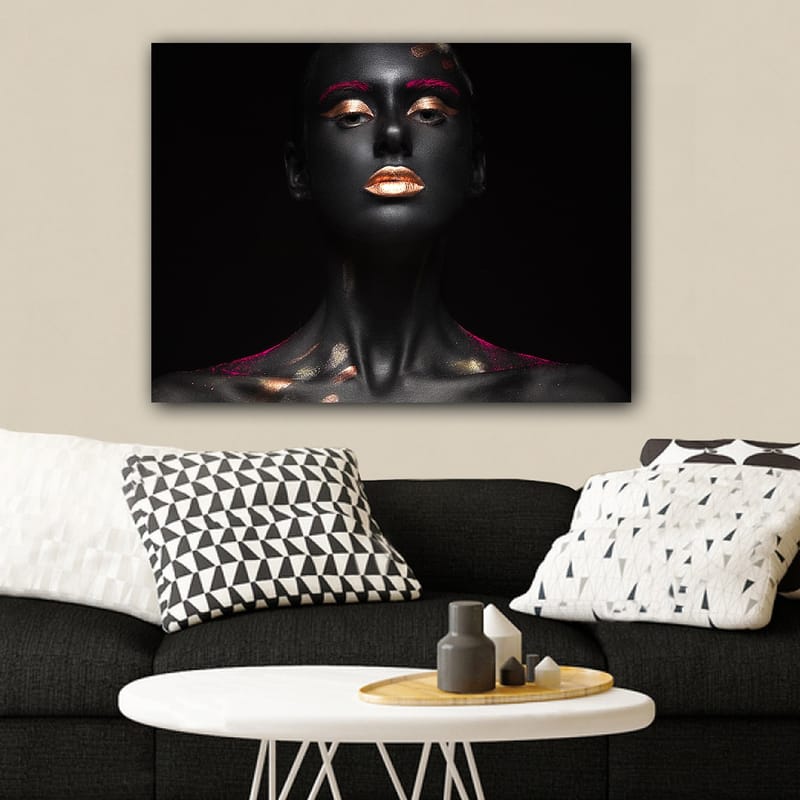 Lærred 70x100 cm - Dramatisk portrætmaleri af en kvinde med sort kropsmaling og gyldne detaljer, Sort / Guld / Lyserød
