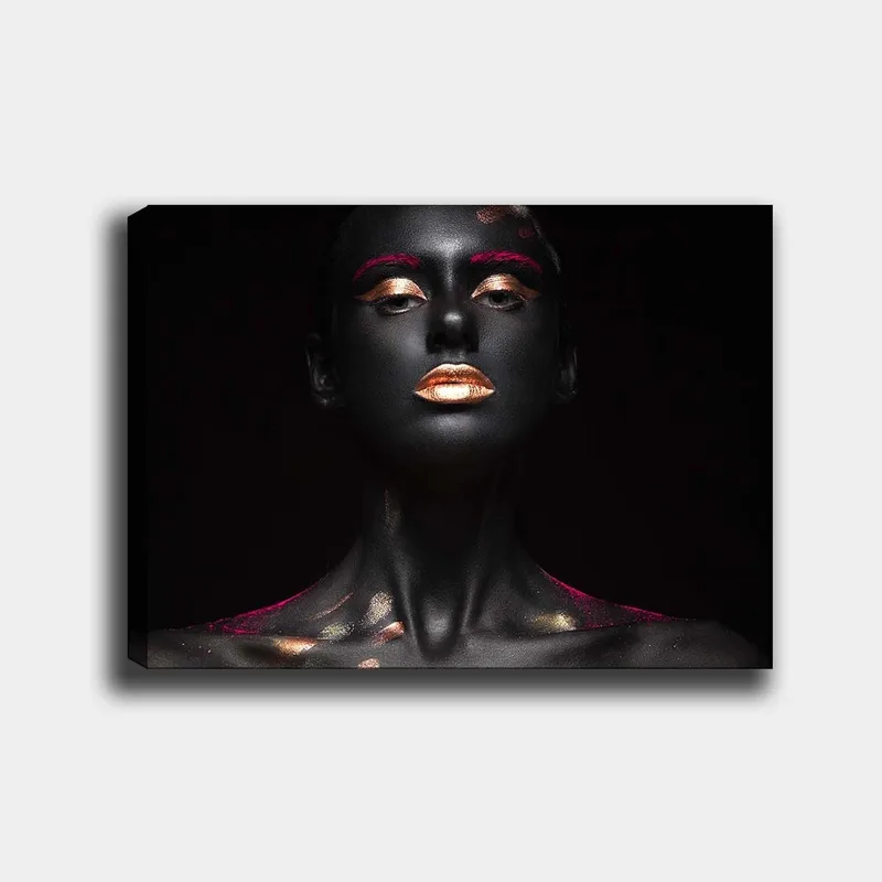 Lærred 70x100 cm - Dramatisk portrætmaleri af en kvinde med sort kropsmaling og gyldne detaljer - Sort / Guld / Lyserød - Boligtilbehør - Billeder & kunst - Billeder på lærred