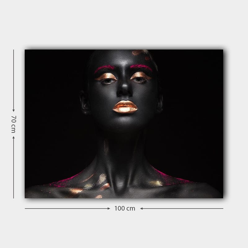Lærred 70x100 cm - Dramatisk portrætmaleri af en kvinde med sort kropsmaling og gyldne detaljer - Sort / Guld / Lyserød - Boligtilbehør - Billeder & kunst - Billeder på lærred