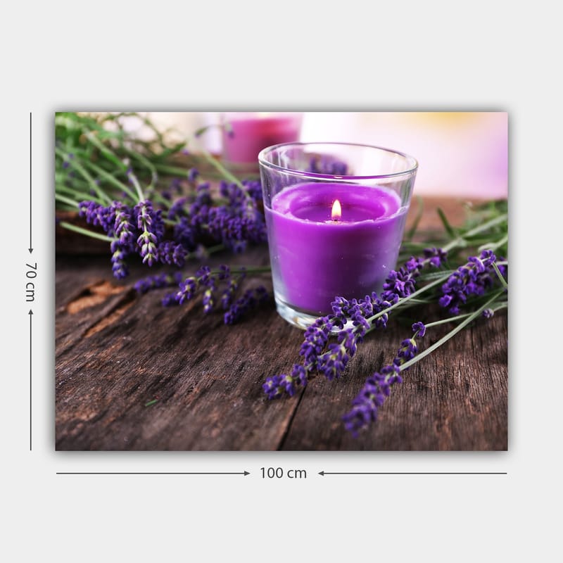 Lærred 70x100 cm - Duftende lavendelblomst med et lilla duftlys i et glas - Lilla / Grøn / Brun - Boligtilbehør - Billeder & kunst - Billeder på lærred
