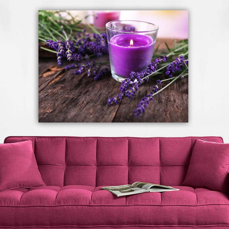 Lærred 70x100 cm - Duftende lavendelblomst med et lilla duftlys i et glas - Lilla / Grøn / Brun - Boligtilbehør - Billeder & kunst - Billeder på lærred