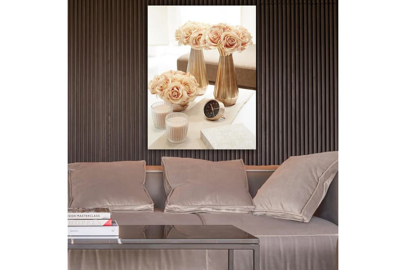 Lærred 70x100 cm - Elegant arrangement af roser i vaser, der skaber en romantisk atmosfære - Lys pink / Guld / Beige - Boligtilbehør - Billeder & kunst - Billeder på lærred