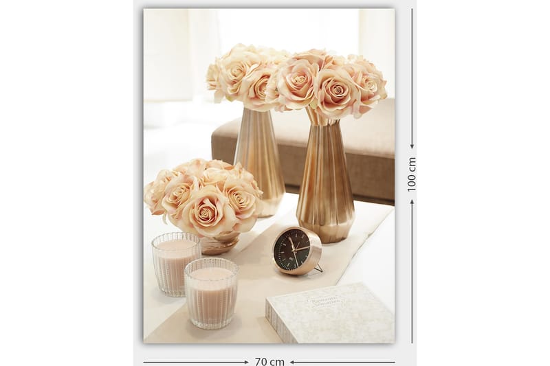 Lærred 70x100 cm - Elegant arrangement af roser i vaser, der skaber en romantisk atmosfære - Lys pink / Guld / Beige - Boligtilbehør - Billeder & kunst - Billeder på lærred