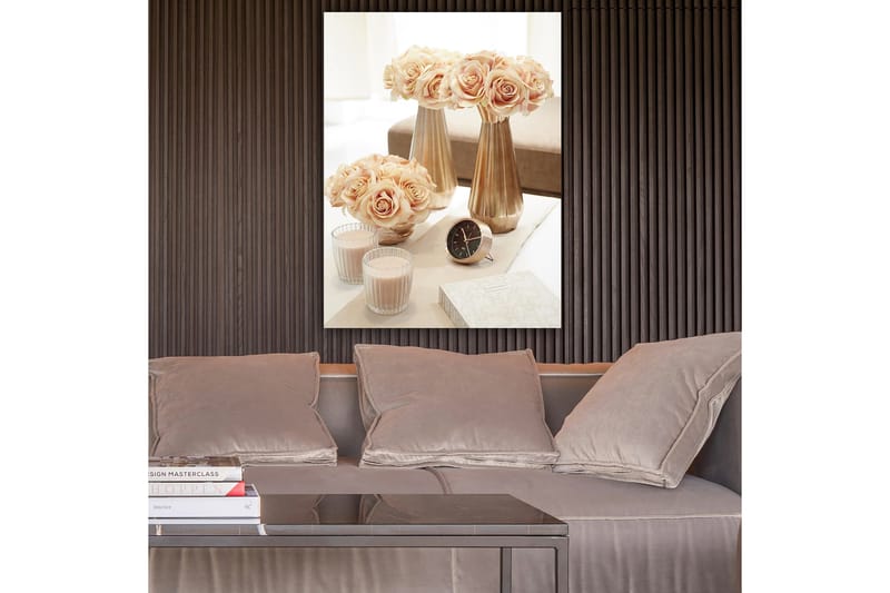 Lærred 70x100 cm - Elegant arrangement af roser i vaser, der skaber en romantisk atmosfære - Lys pink / Guld / Beige - Boligtilbehør - Billeder & kunst - Billeder på lærred
