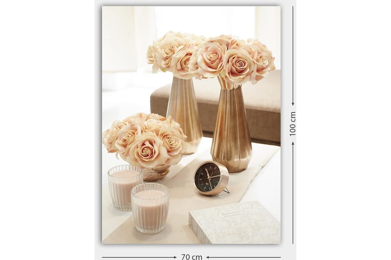 Lærred 70x100 cm - Elegant arrangement af roser i vaser, der skaber en romantisk atmosfære - Lys pink / Guld / Beige - Boligtilbehør - Billeder & kunst - Billeder på lærred