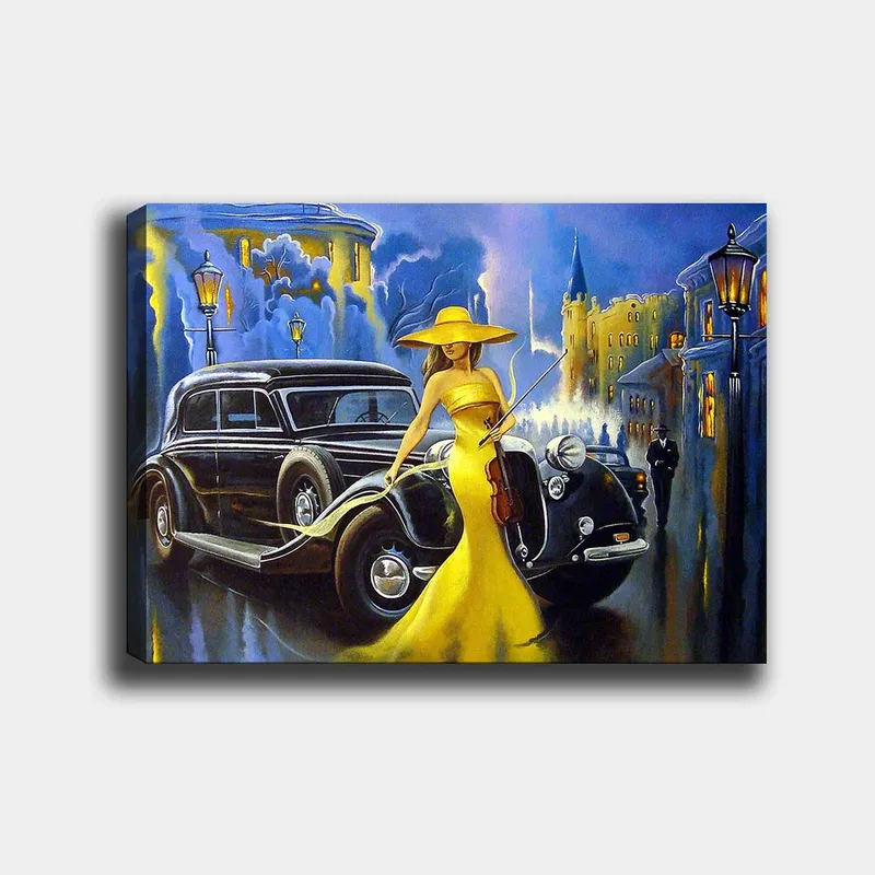 Lærred 70x100 cm - Elegant kvinde i gul kjole og hat, der spiller violin ved en klassisk bil i bymiljø, Gul / Sort / Blå