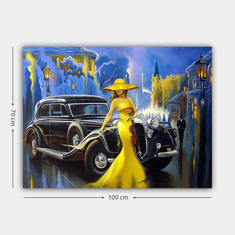 Lærred 70x100 cm - Elegant kvinde i gul kjole og hat, der spiller violin ved en klassisk bil i bymiljø - Gul / Sort / Blå - Boligtilbehør - Billeder & kunst - Billeder på lærred