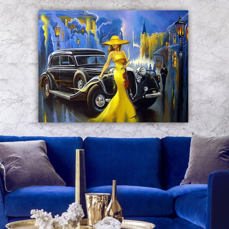 Lærred 70x100 cm - Elegant kvinde i gul kjole og hat, der spiller violin ved en klassisk bil i bymiljø - Gul / Sort / Blå - Boligtilbehør - Billeder & kunst - Billeder på lærred