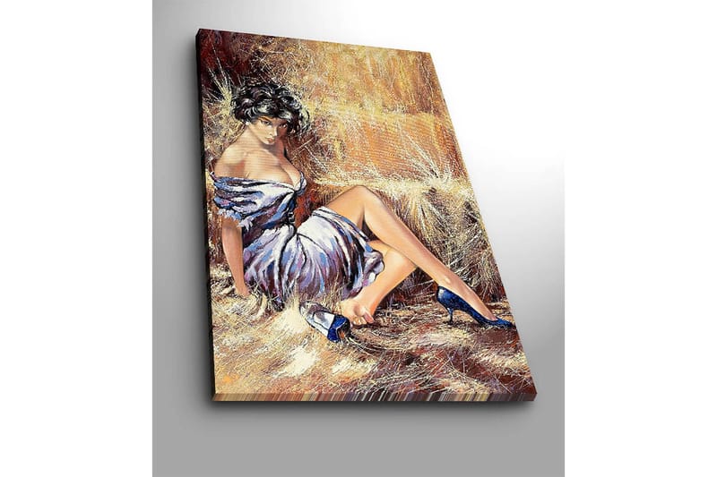 Lærred 70x100 cm - Elegant kvinde i hvid kjole med blå sko siddende afslappet mod en halmballe - Hvid / Blå / Beige - Boligtilbehør - Billeder & kunst - Billeder på lærred