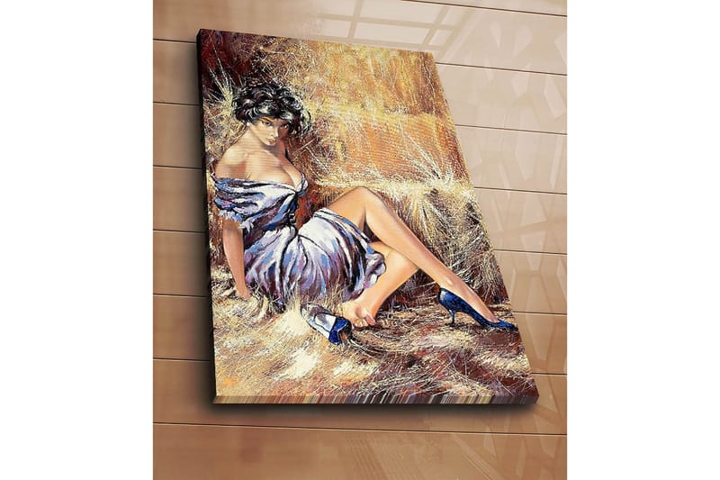 Lærred 70x100 cm - Elegant kvinde i hvid kjole med blå sko siddende afslappet mod en halmballe - Hvid / Blå / Beige - Boligtilbehør - Billeder & kunst - Billeder på lærred