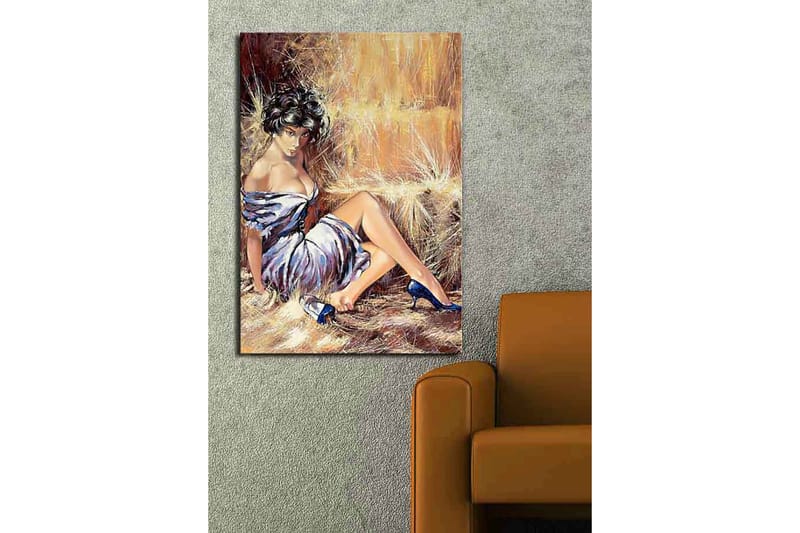 Lærred 70x100 cm - Elegant kvinde i hvid kjole med blå sko siddende afslappet mod en halmballe - Hvid / Blå / Beige - Boligtilbehør - Billeder & kunst - Billeder på lærred