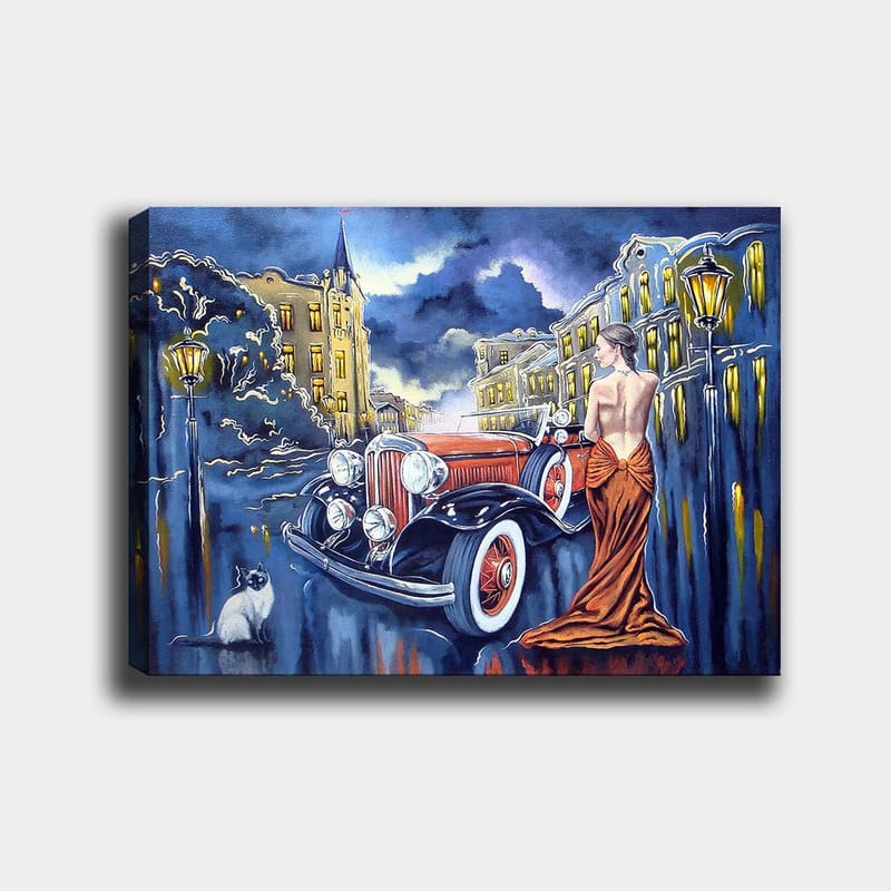 Lærred 70x100 cm - Elegant kvinde i rød kjole står ved en klassisk bil på en gade i skumringen, Rød / Sort / Blå